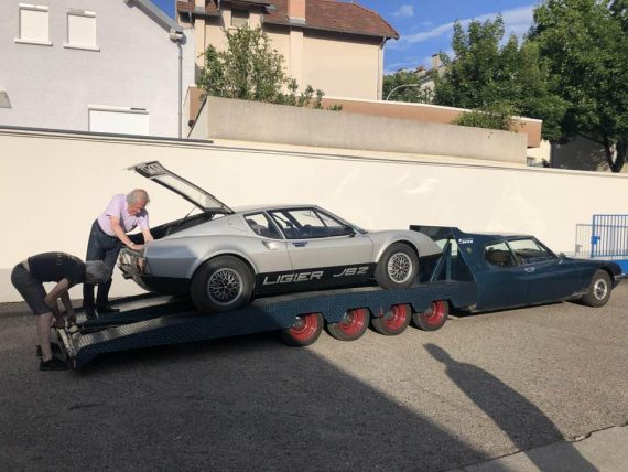 A Citroen SM Tissier carrying a Ligier JS2