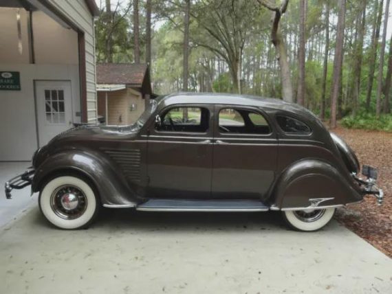 1934 Series CY Chrysler Airflow – the CY was a Canadian-only model, which featured a six-cylinder SE DeSoto Airflow fitted with Chrysler trim. The CY sold for about $60 more than the SE DeSoto on which it was based. Approximately 450 were built.