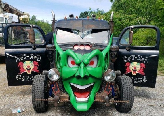 What the hell am I looking at… 😳 Saw this at a show and still can’t figure it out…